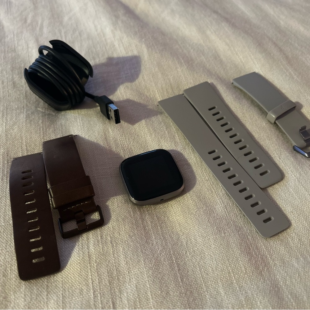 Fitbit Versa 2 - Picture 2 of 3
